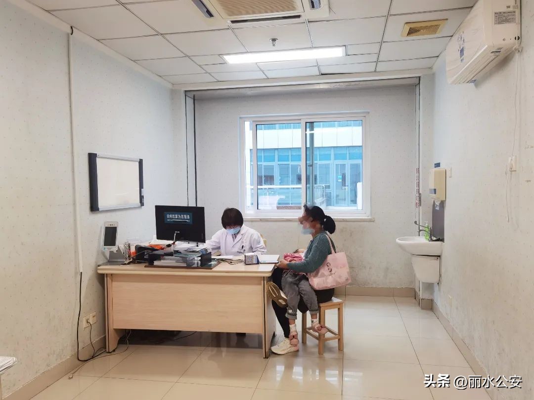 突然上吐下泻身体冷怎么办,气候问题引起上吐下泻