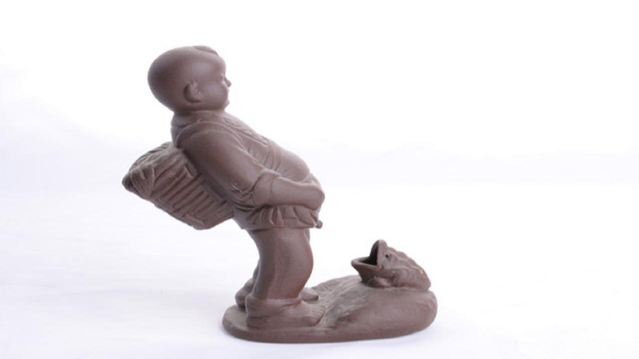 尿液中有大量泡沫是怎么回事,尿液里有不少沉淀物是有病了么