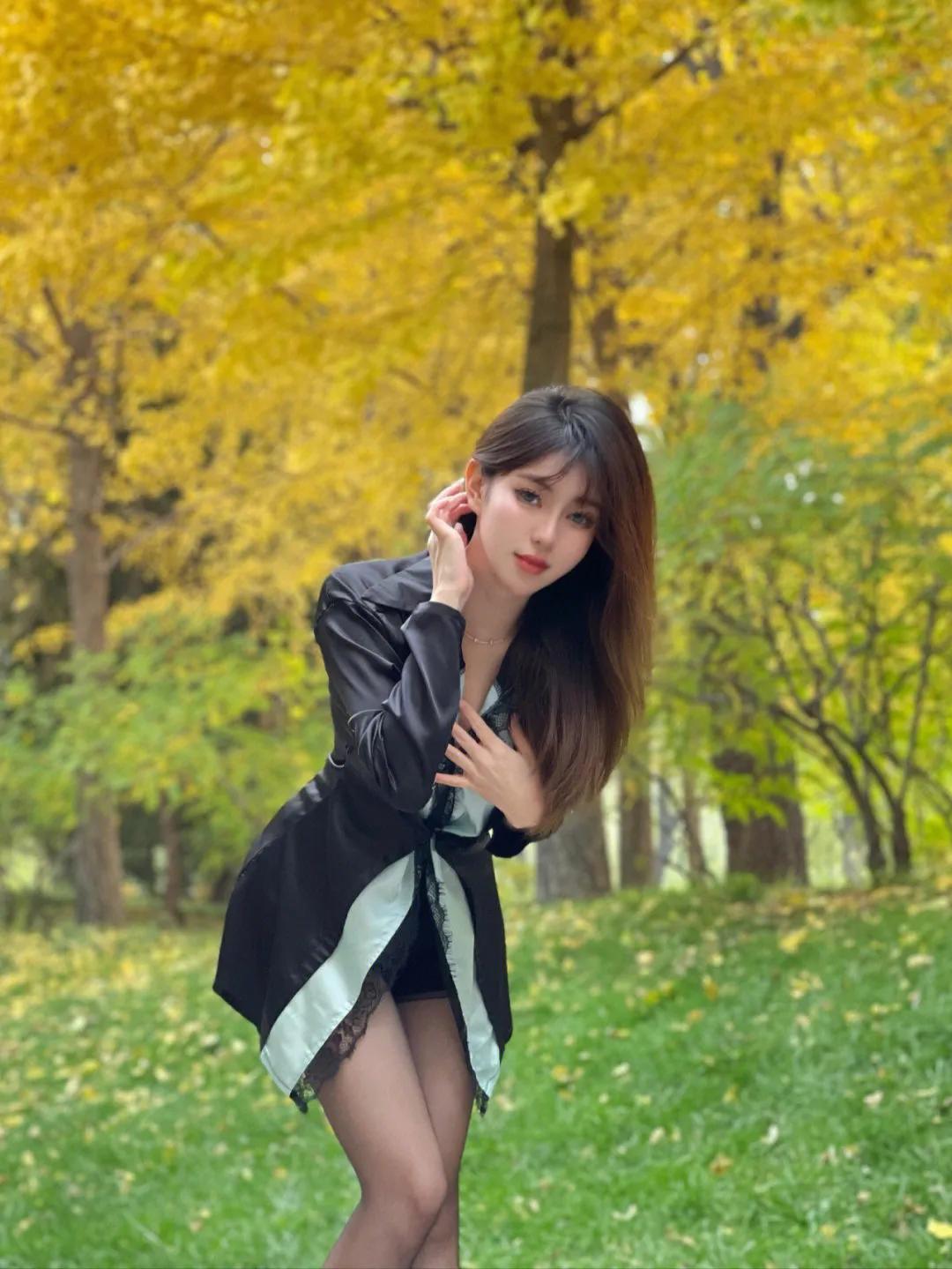 纯欲风！性感睡衣裙配黑丝高跟鞋去探索北京的秋天