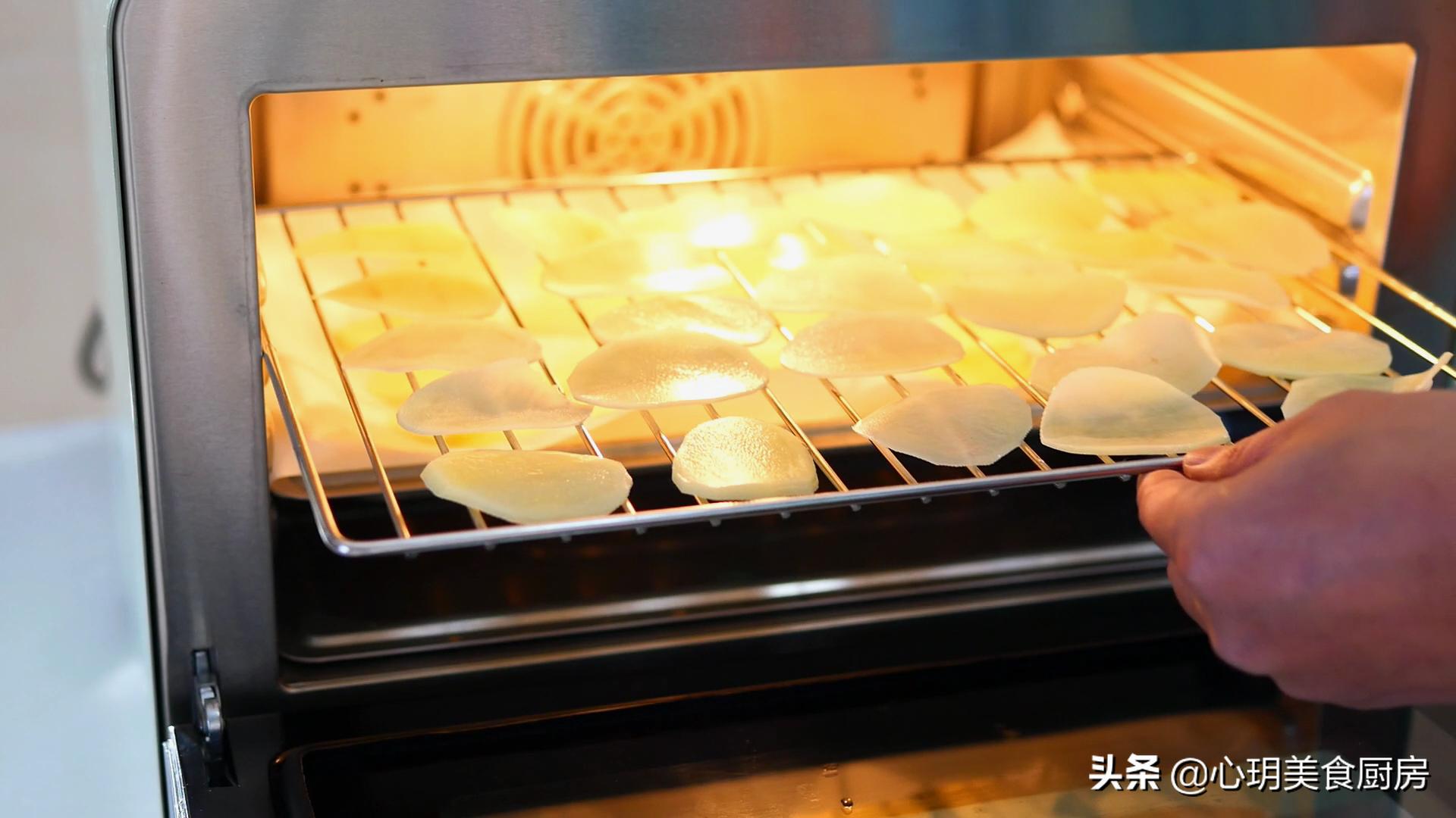 怎么用土豆炸薯片最简单的方法,在家用土豆就能做的炸薯片