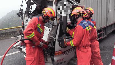 货车追尾致司机被困消防成功救援,高速货车追尾消防紧急救援视频