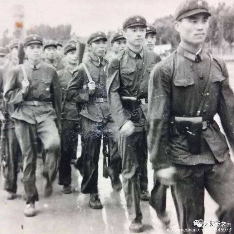 对越自卫反击战高校,向参加过自卫还击的战友们敬礼