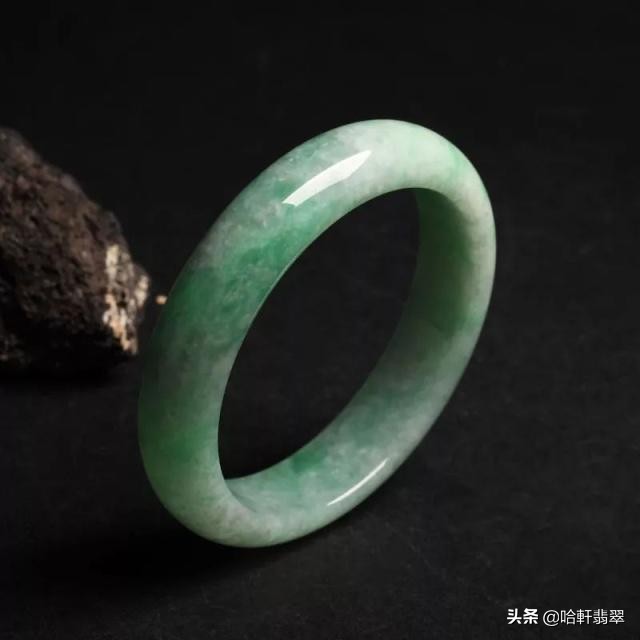 翡翠种料科普,白色豆种好还是绿色豆种翡翠好