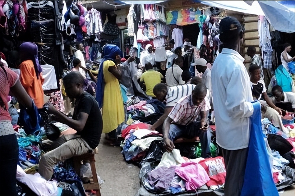 中国旧衣服被非洲人哄抢，一天能卖20万！女式内衣最受欢迎？