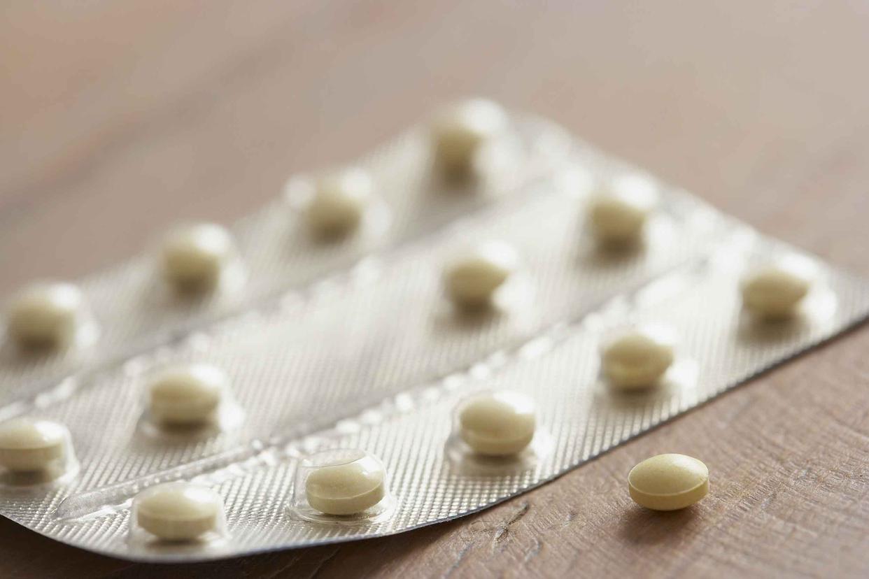 45岁女性每天吃一粒叶酸的危害,女性50岁后可以常规服用叶酸吗