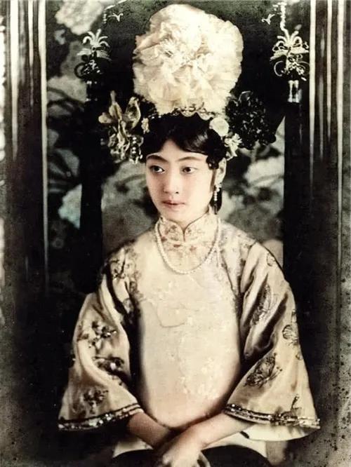 末代皇帝婉容沉溺鸦片,末代皇帝皇后婉容吸大烟