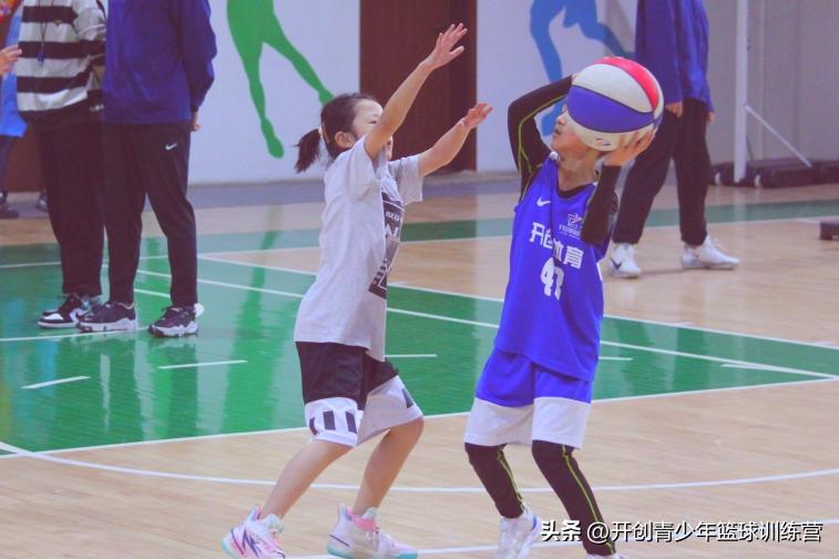 巾帼不让须眉谁说女子不如男动漫,对篮球运动的热爱之情