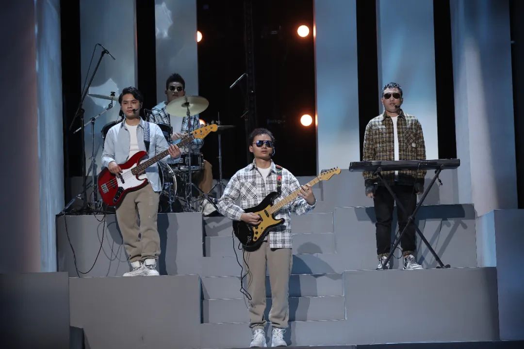 凡人微光点亮暖心之城,凡人微光央视