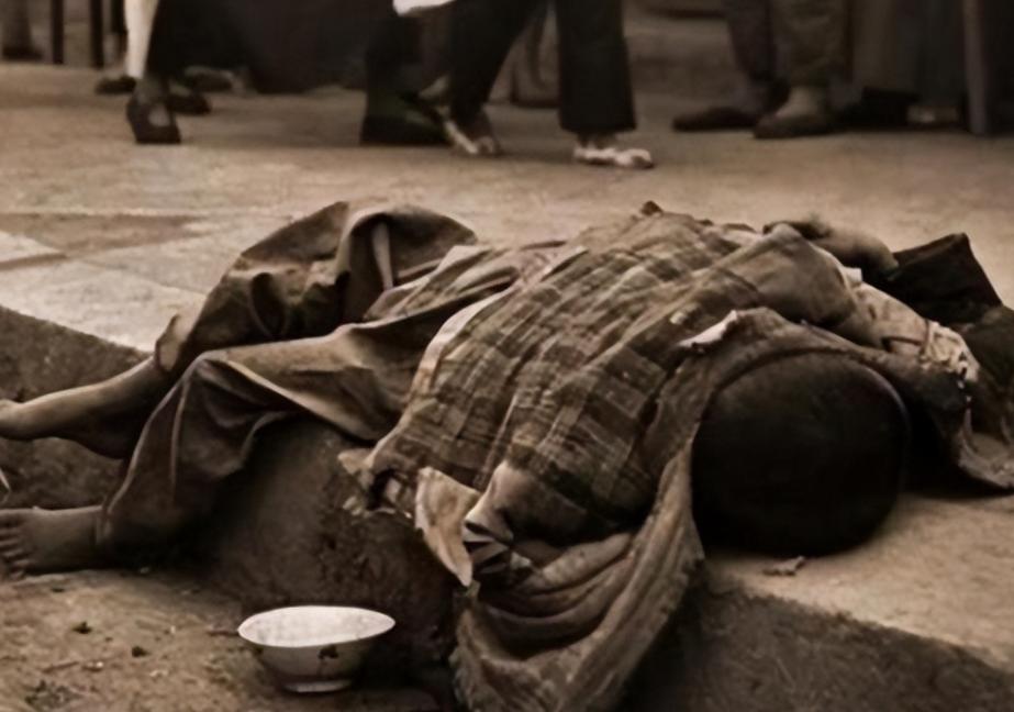 晚清*片鸦**危害:男子瘦骨嶙峋女子媚态百出,任人摆布!可悲可叹!