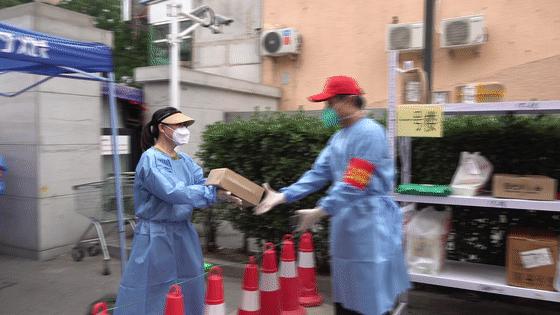原地上岗，封管控小区里的居民自愿组成志愿者队伍