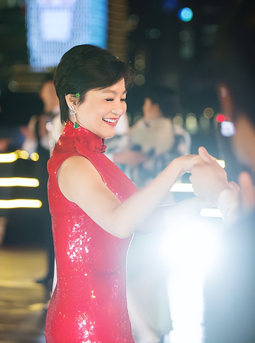 41岁刘涛晒长发美照,40岁刘涛惊艳视频