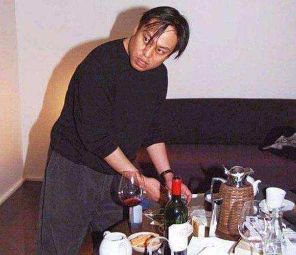 中国穷小子，炒房狂挣20亿，拍拖多位明星，47岁猝死东莞