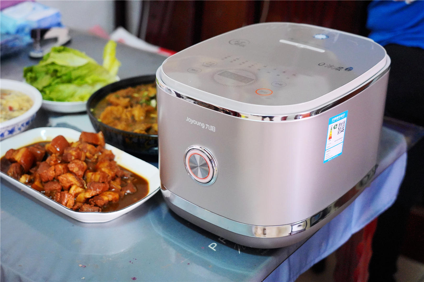 售价599元，拥有0涂层，水润膜技术，蒸饭黑科技全面释放