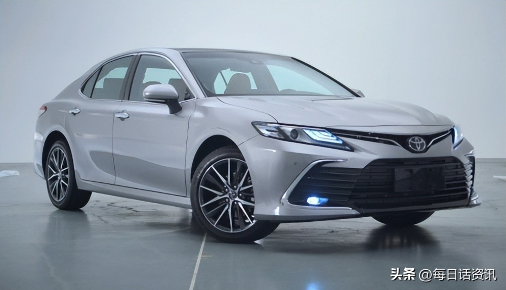 凯美瑞10代，应该是最好看的一代了，到处透着一股大气的商务风