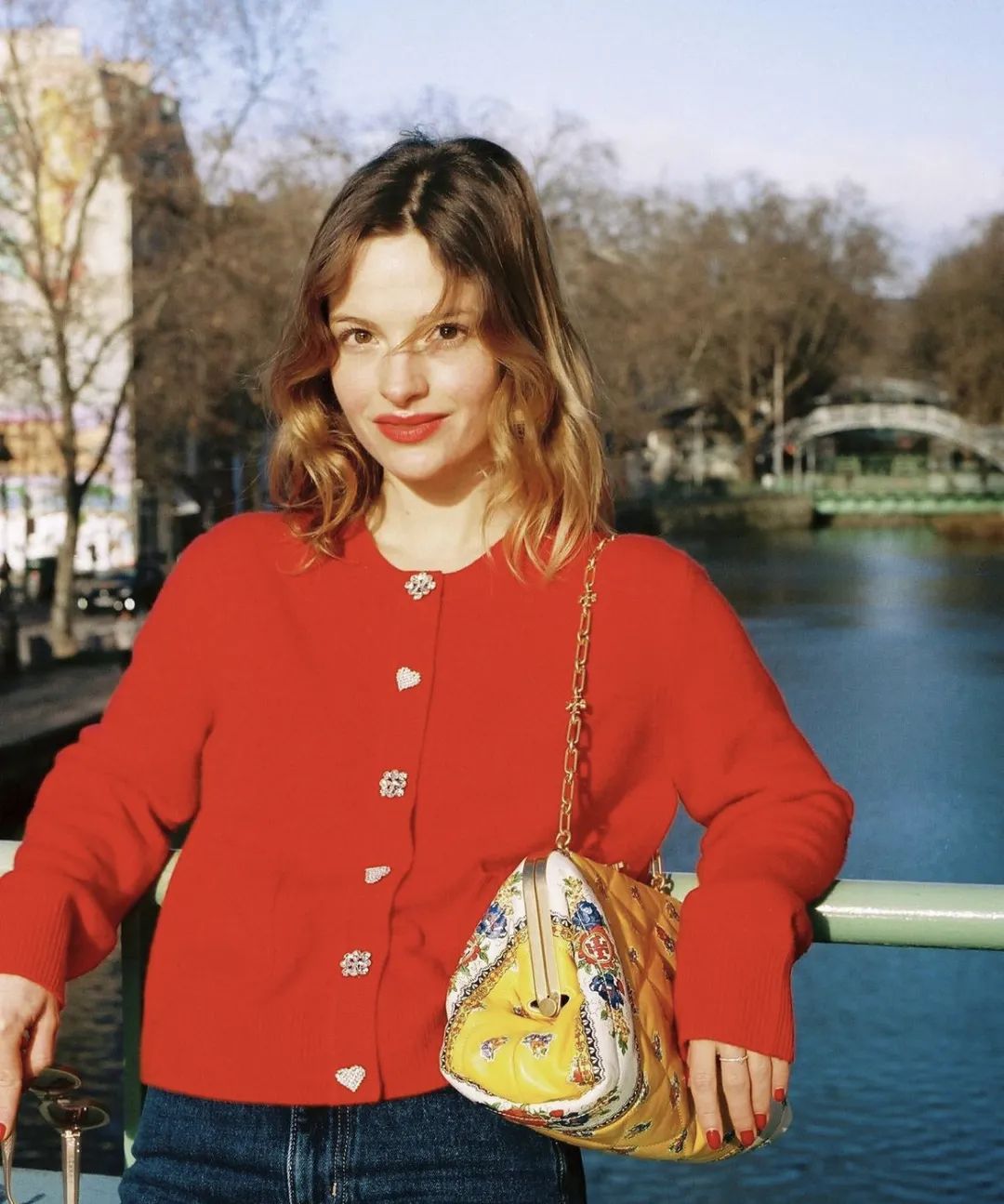 穿白t配什么发型好看,选对发型怎么穿都美炸天