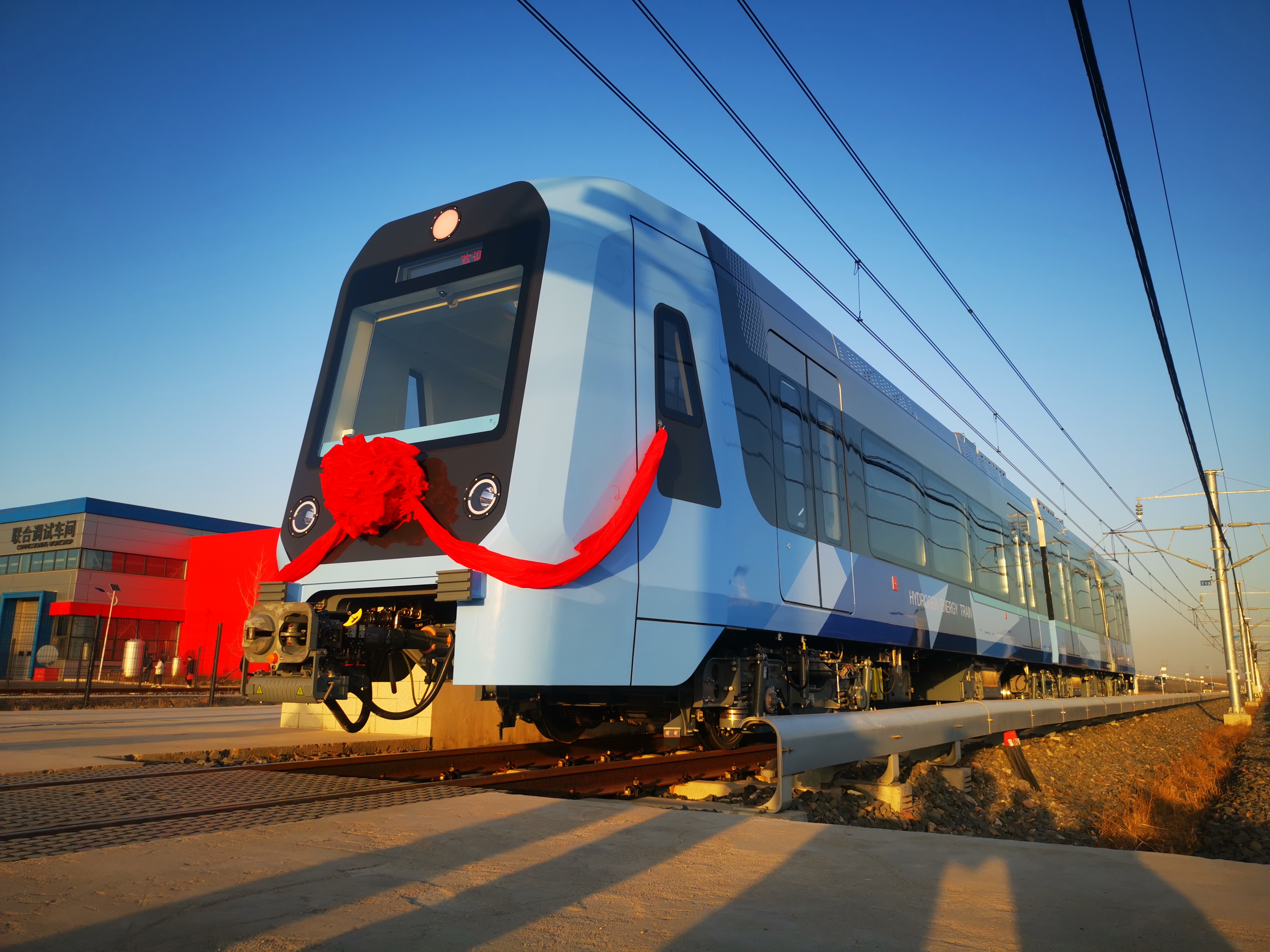 “北京研发、河北制造”，国内首列氢燃料混合动力铰接轻轨车，在河北京车智能制造基地下线
