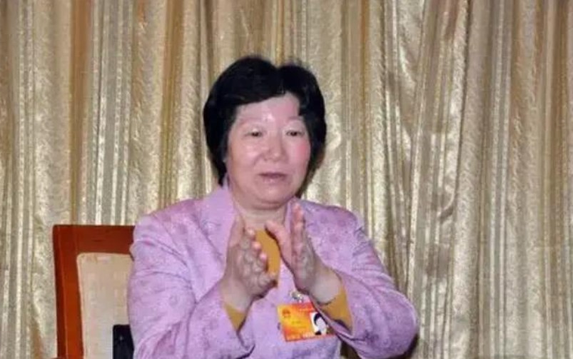 “无知女贪”李启红：炒股4个月敛财1983万元，判11年罚2000万