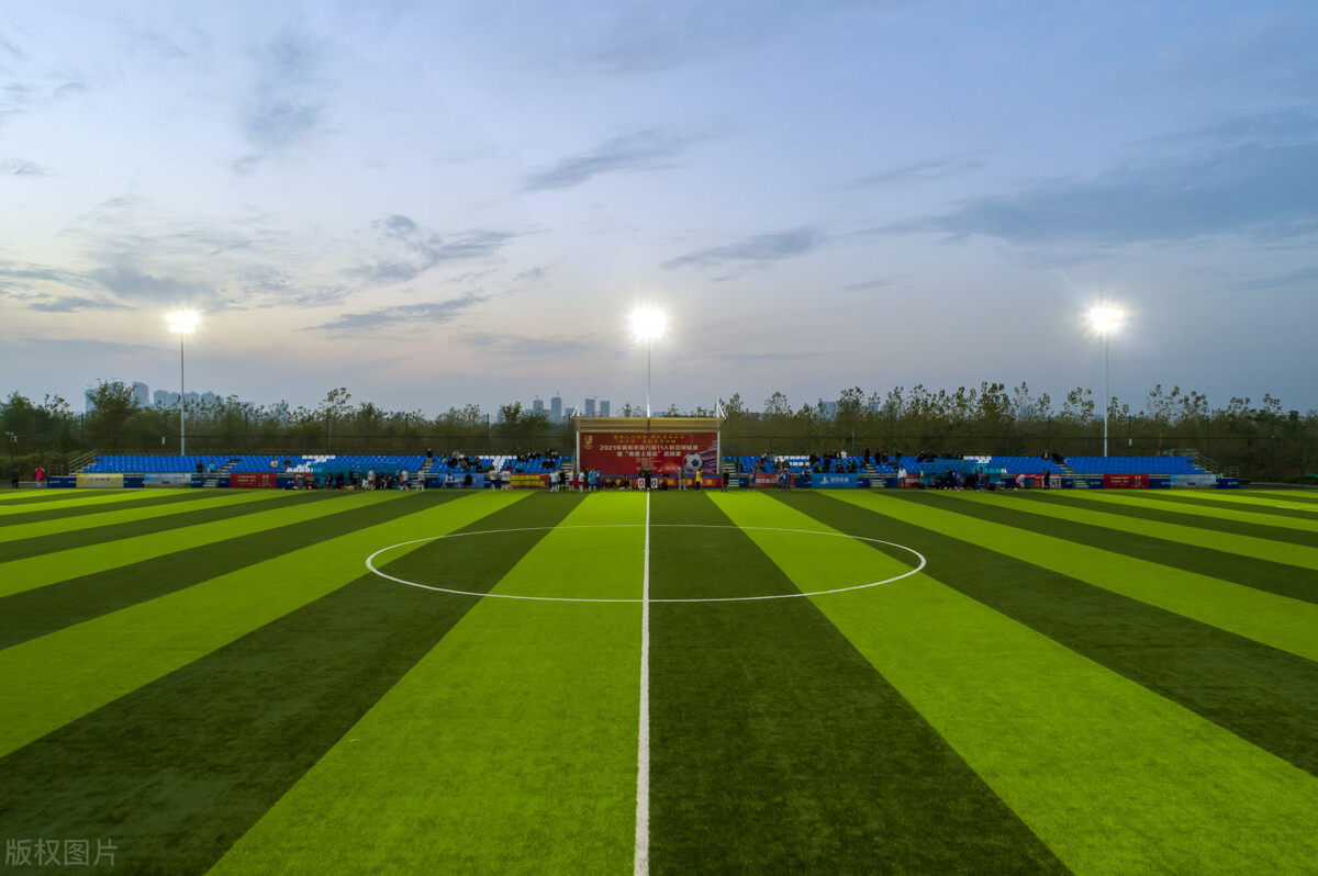 足球场地面用什么材料做,足球场地都是什么材质