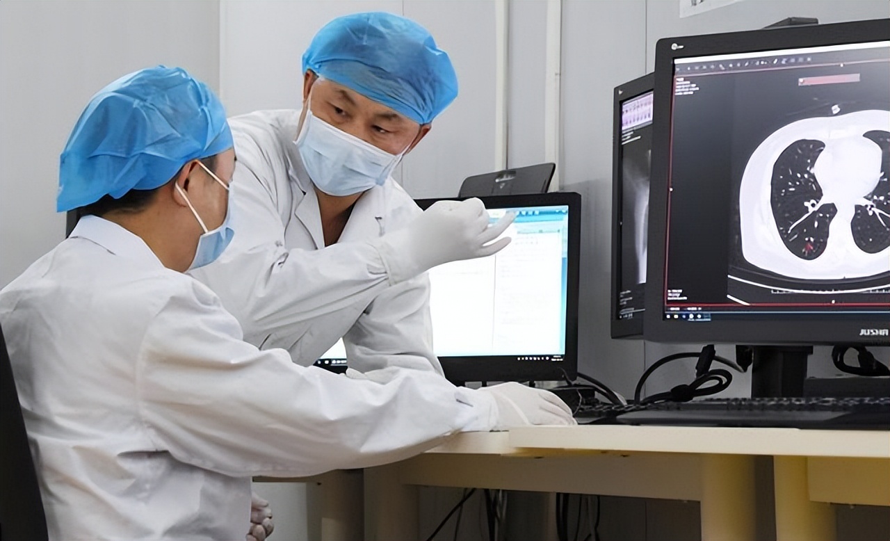 肺癌为什么一发现就是晚期腰疼,肺癌晚期患者脚老是麻的能活多久