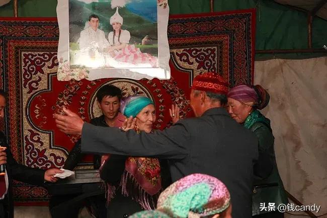 哈萨克族婚礼给新娘唱的歌,哈萨克族哭嫁歌完整视频