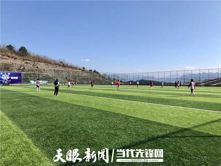 「新春走基层」在“匀”顶之上“踢”出一个足球小镇