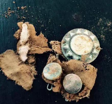 2017年，云南村民采药发现废汽油桶，打开才知全是20多岁军人遗骸