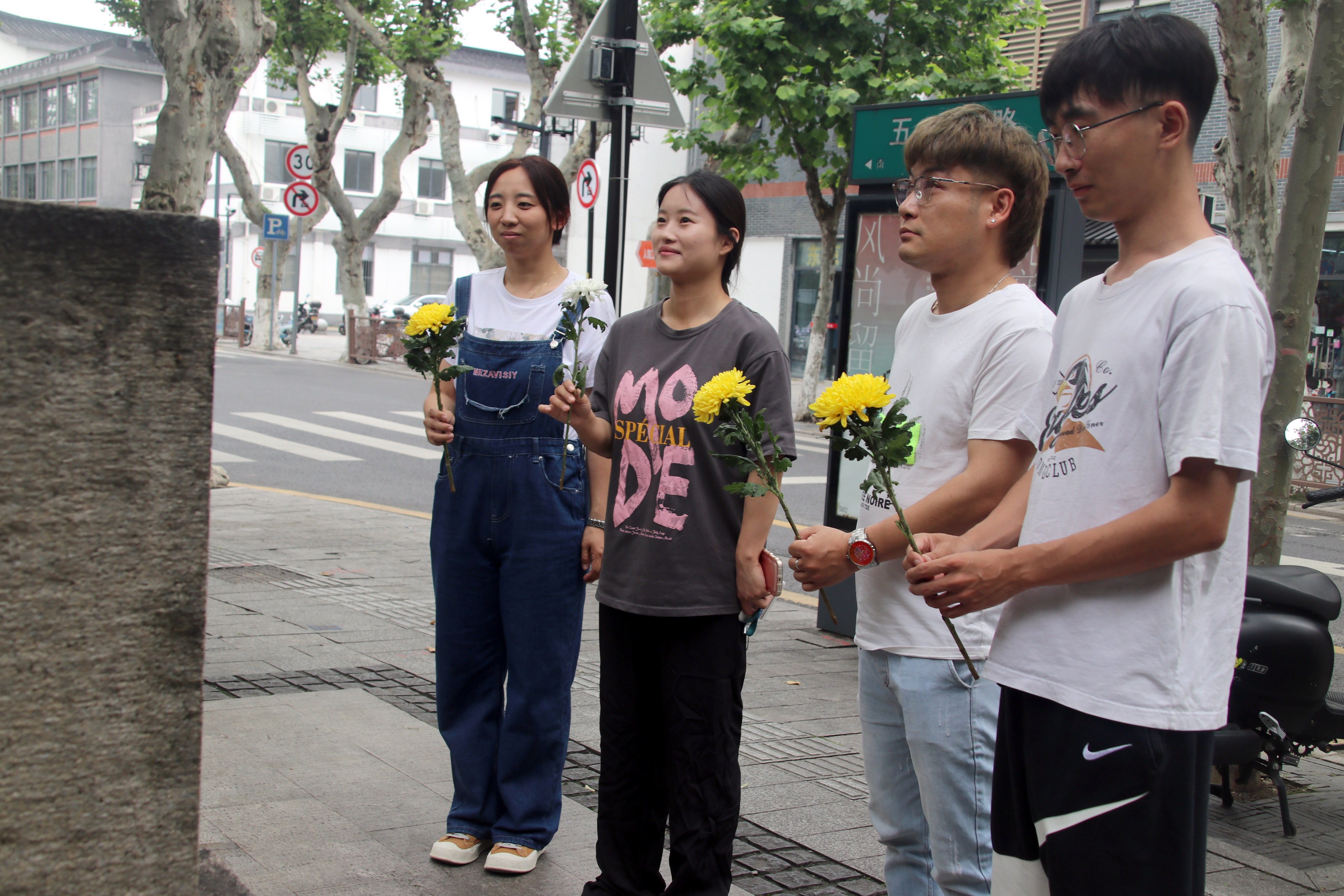 苏州市民向英雄献花圈,追寻红色记忆缅怀革命先烈