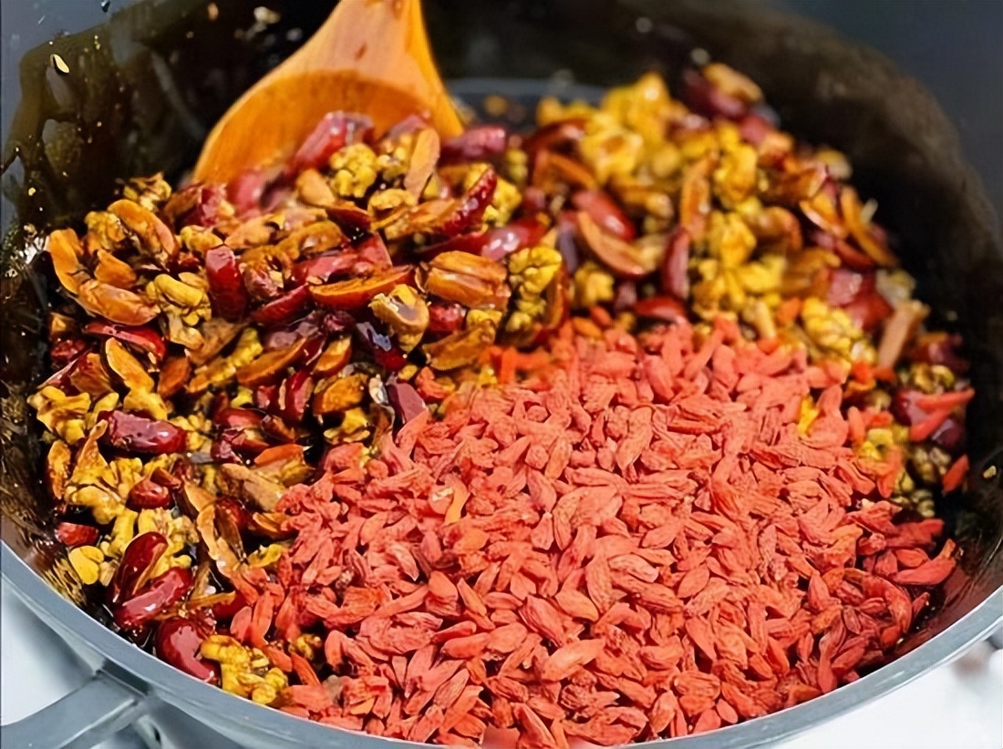 阿胶糕最正确的做法,补血养颜补气健脾的阿胶糕的配方