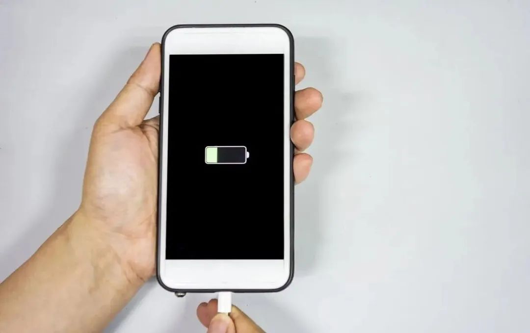 手机充电忘拔对手机寿命的影响,电没充满就拔会减少电池寿命吗