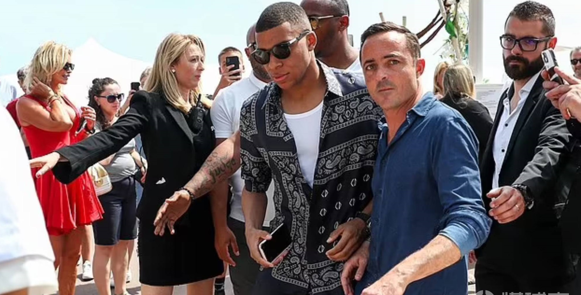 姆巴佩看台被打脸搞笑,姆巴佩被大巴黎球迷嘲讽