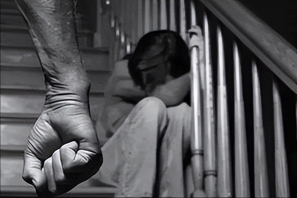 最残忍的家暴男，用烧红的铁锤，烫伤妻子乳房和*体下**！