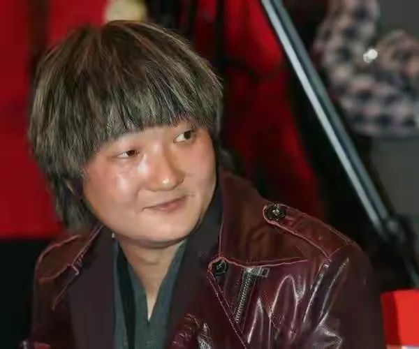 四大丑男演员娶到四大美女,又矮又丑男演员且娶了漂亮的老婆