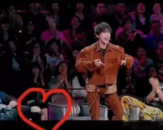 易烊千玺被排挤,易烊千玺光鲜背后的心酸