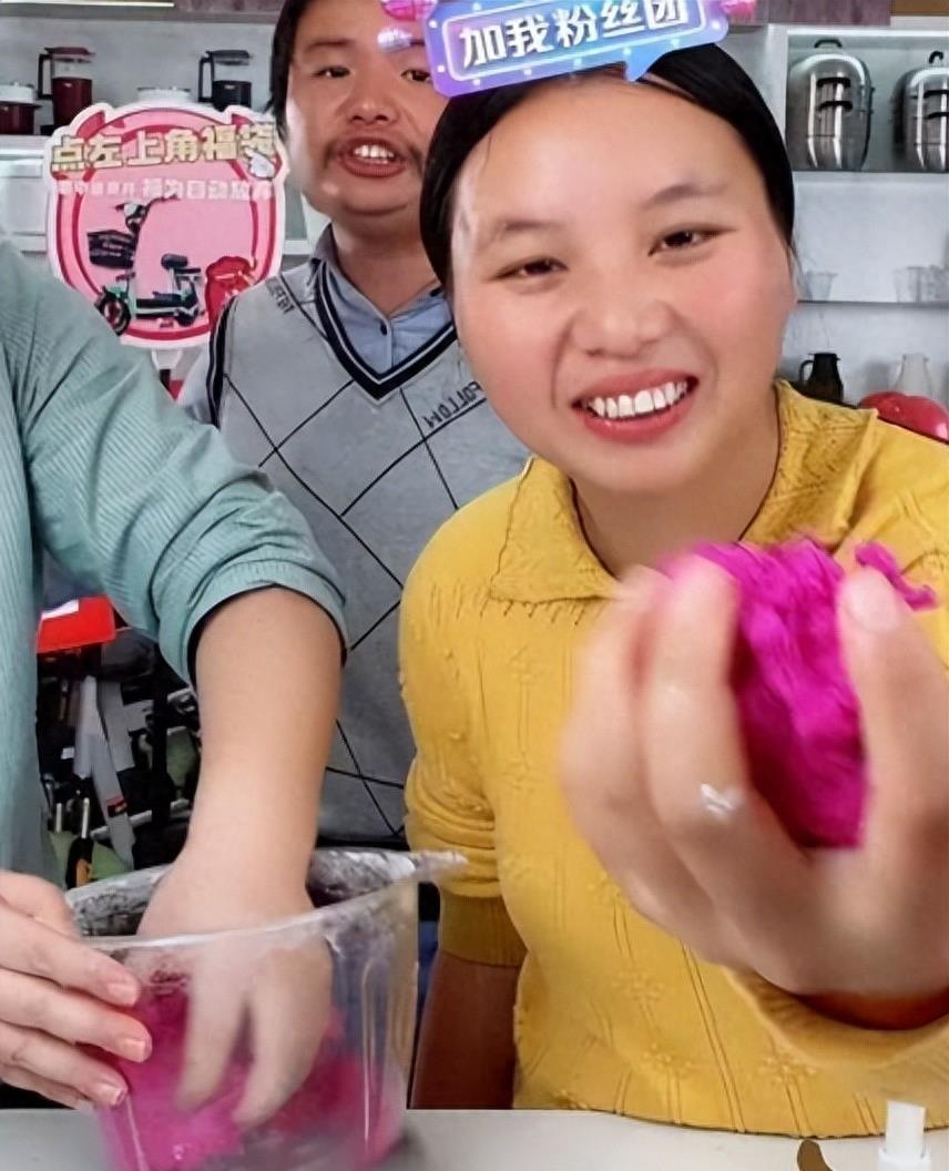 想不到吧!这就是大凉山网红主播下山背着的木头,居然是空心的