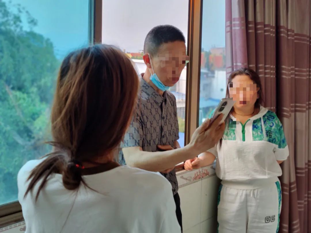 被骗缅北孩子家长盯着画面找人,陷入缅北电诈的孩子徘徊边境