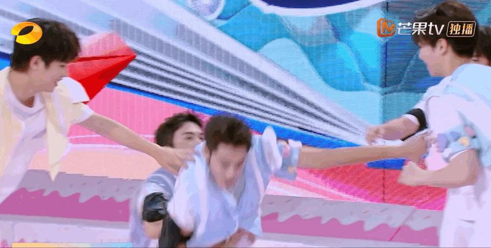 王鹤棣出席活动微博惊艳,王鹤棣一夜爆红的反应