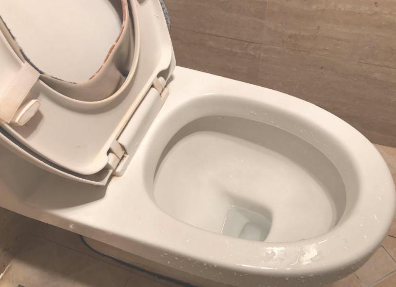 马桶堵了塑料袋疏通,马桶堵了用塑料袋就能疏通