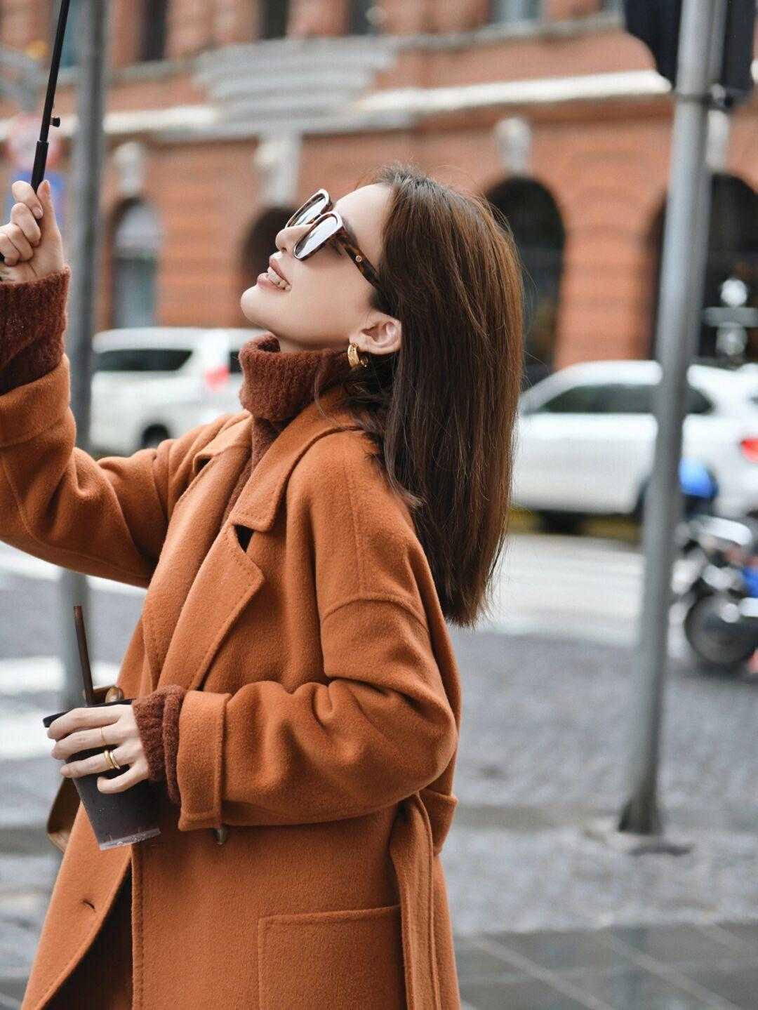 冬天搭配大衣的中长款毛衣,最高级的搭配大衣毛衣你会搭吗