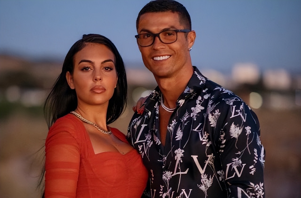 乔治娜秀身材视频,c罗卡戴珊乔治娜