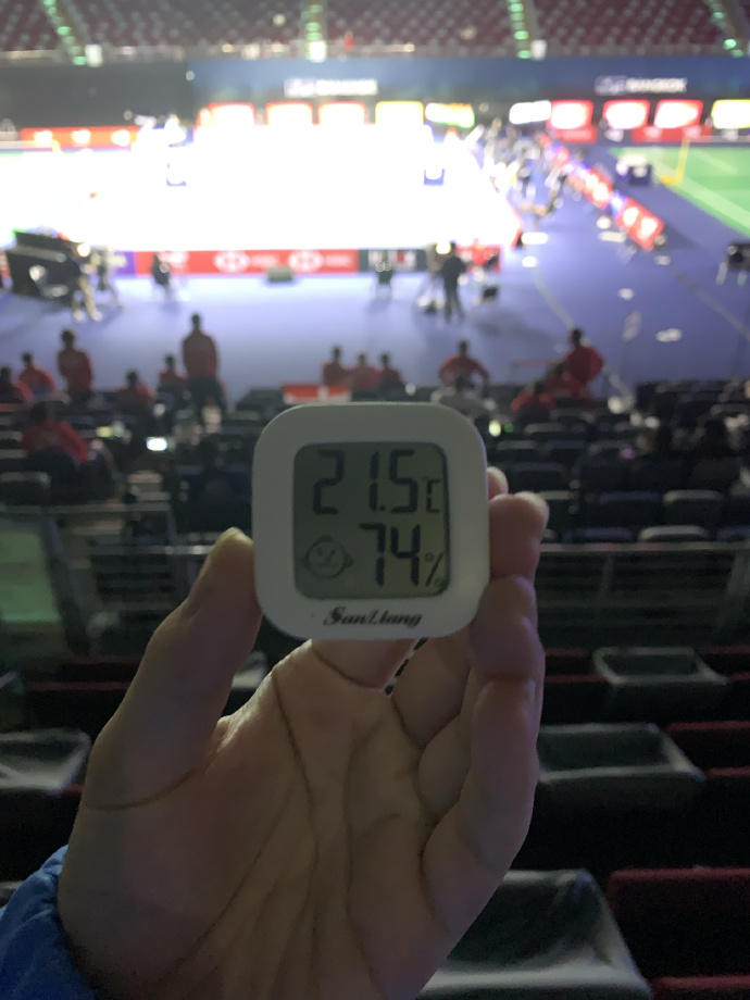 球员怒拍地板,球员愤怒回怼观众