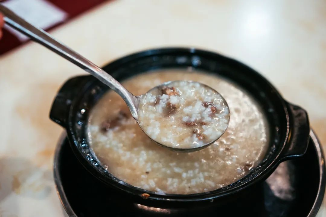 早餐烤乳猪，海鲜论盆卖？这座海岛小城舒坦得有点离谱了