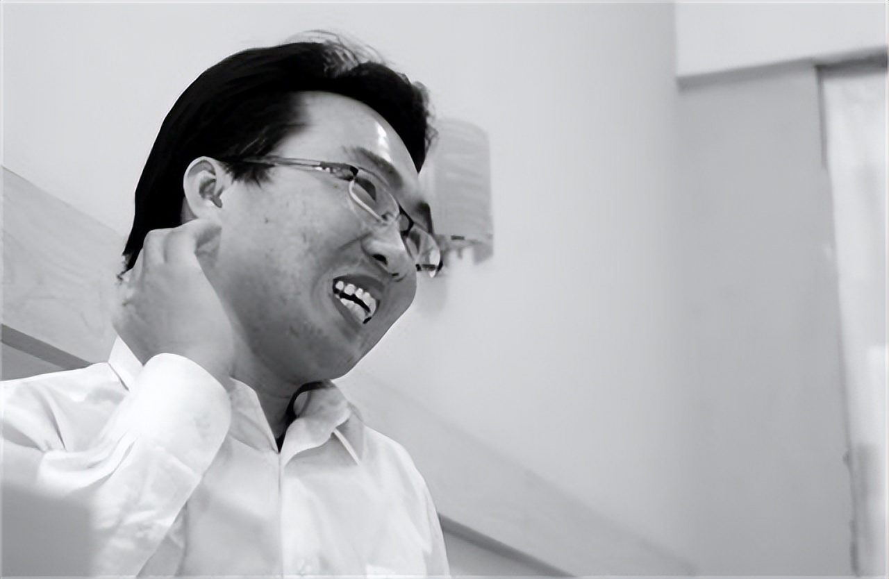 农村穷小伙进城上学捡废品,拾荒小伙供妹妹上大学