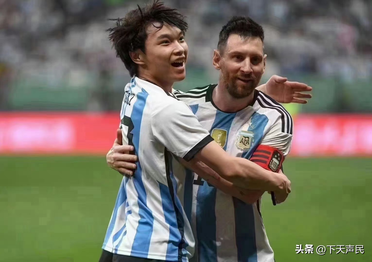 中国球迷冲进球场找梅西现场直播,球迷闯入球场抱梅西外网评价