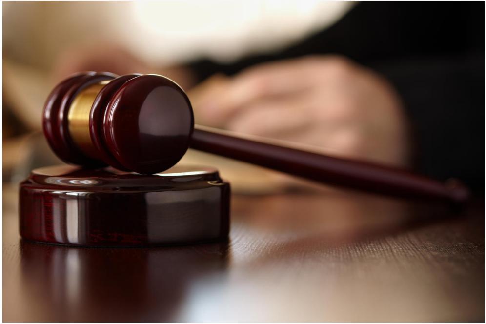 男子强行和女同事发生性关系，中途自动放弃，算不算强奸罪