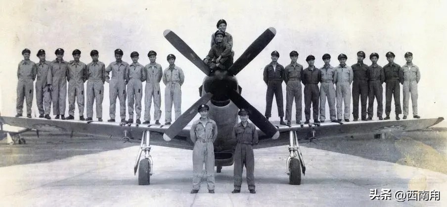 为了心中的执念，俄51岁的体育老师披甲上阵，只求战死的学生安息