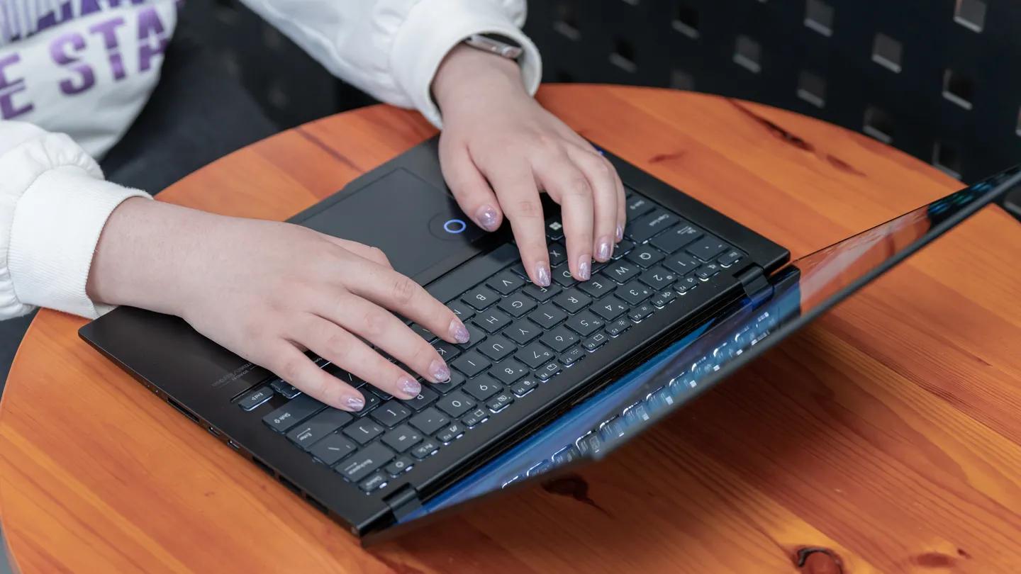 紫色笔记本电脑华硕灵耀pro测评,高端oled显示屏