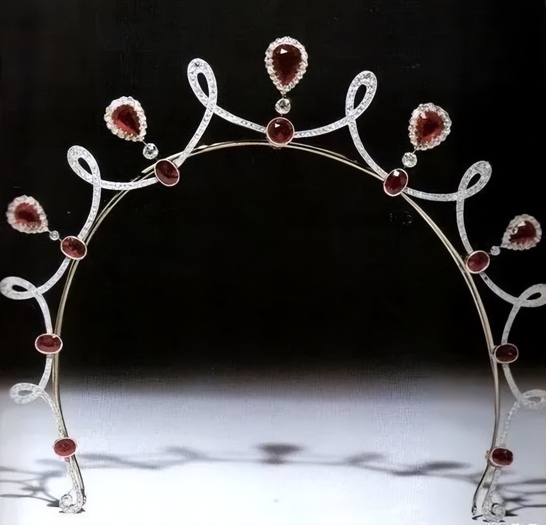 英国王后卡米拉年轻时身材好吗,卡米拉黛妃的珠宝