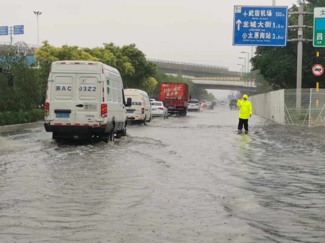 太原交警：窗外下着雨，我在守护你
