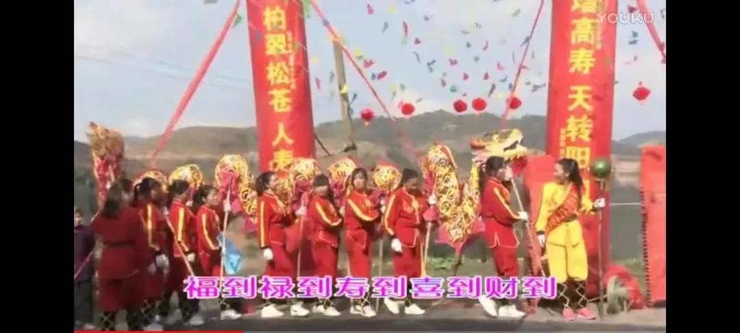 花无名分胜名花野陌荒坡艳似霞，莫笑卑微白头叟，心怀梦想走天涯