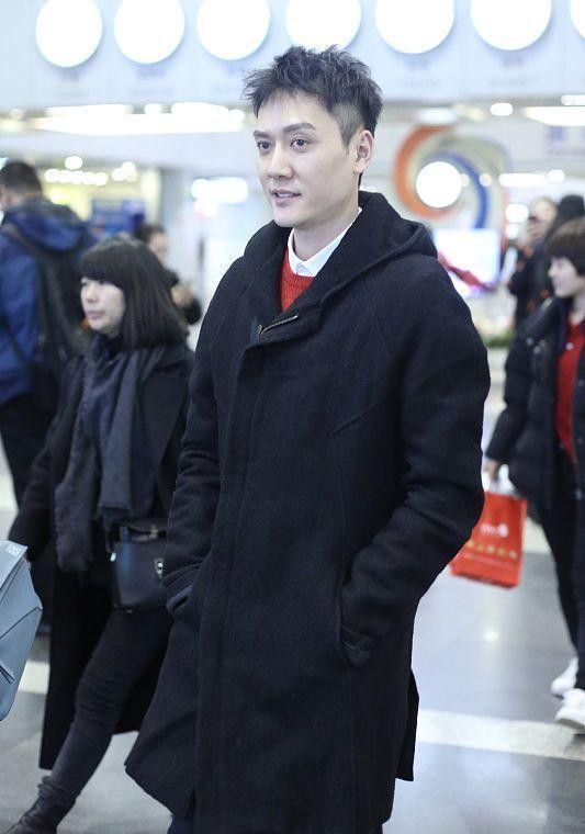 冯绍峰不对称领黑色套装亮相,冯绍峰黑色外套搭配蓝色牛仔裤